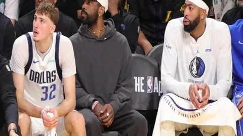 “库里三分球数迈过4000里程碑”